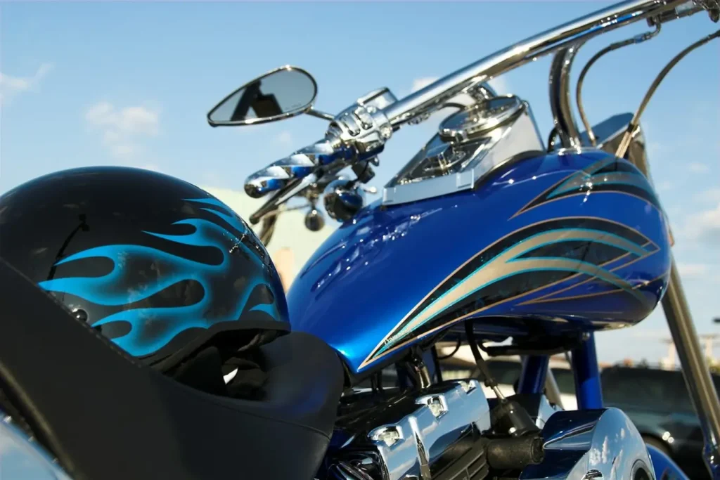niebieski motocykl 1024x683 - Na jaki okres czasu można wypożyczyć motocykl?